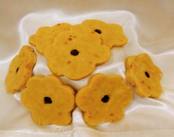 Paw‑some Petals biscuit